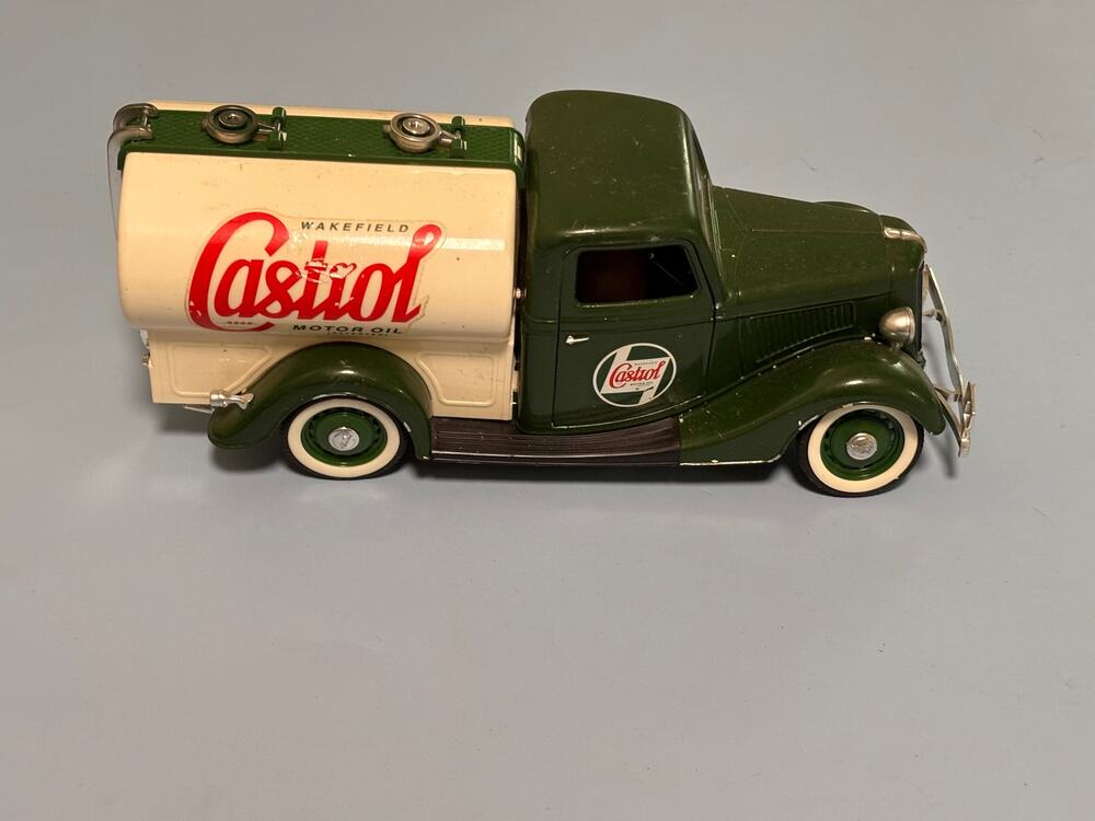 Castrol Motir Oil 1936 Ford V8 Tanker 1:18 Solido Green Opening Doors Tank Fill